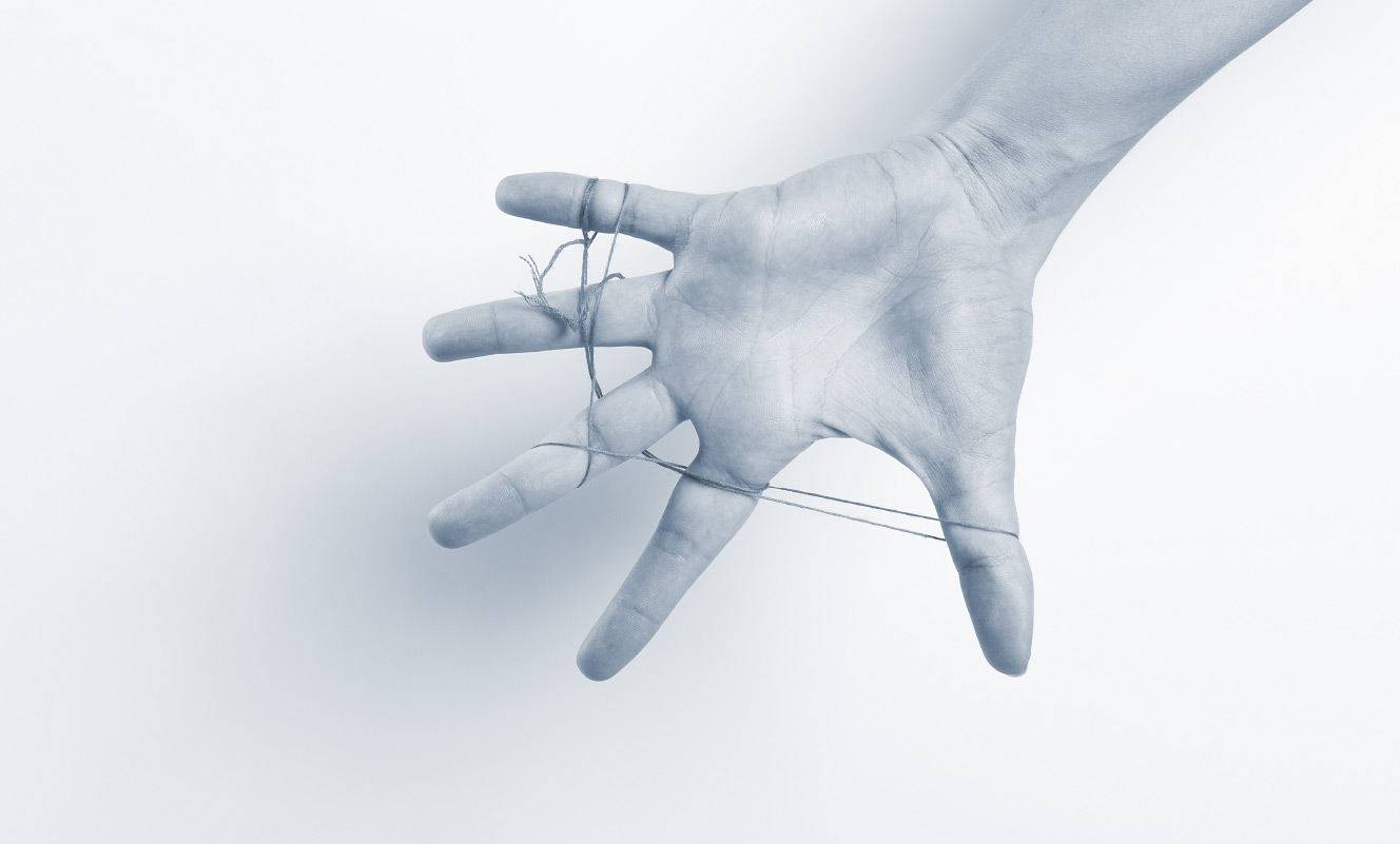 Hand in Schnüren verstrickt