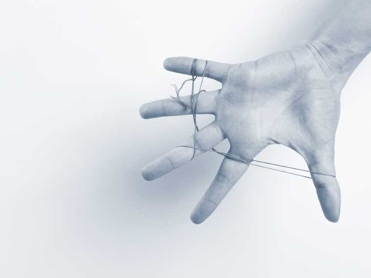 Hand in Schnüren kleiner